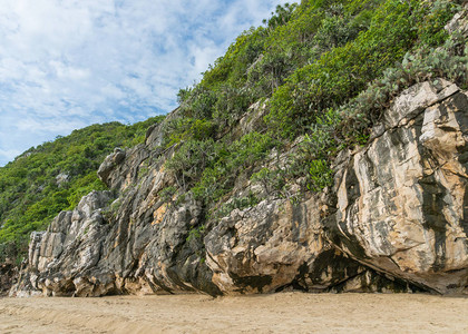 泰国KhaoKalok海滩上的岩石或山泰国旅游的自然景点岩石图片