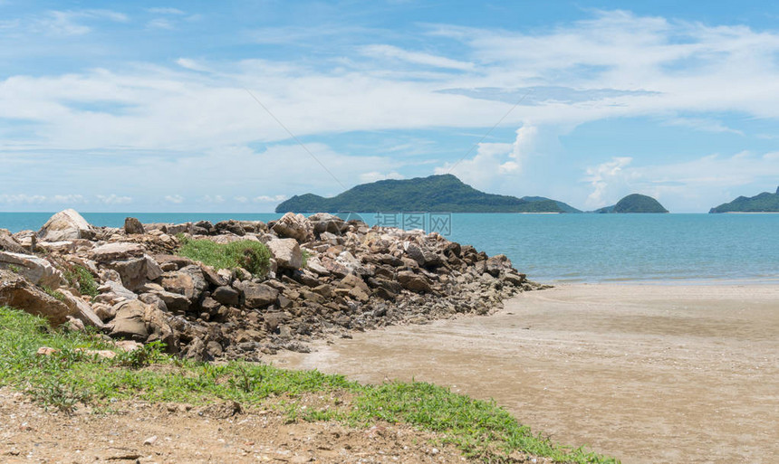 沙滩和海滨或清蓝天空绿树山或丘在泰国首都PrachuapKhiriKh图片