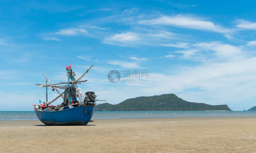 蓝色的渔船或渔船或在SamRoiYodbechPrachuapKhiriKhan泰国的船图片