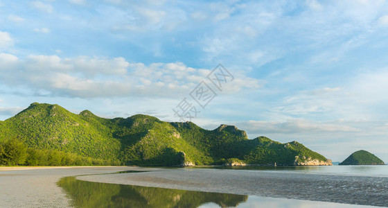 泰国班普海滩的绿色岩石或山或小山和蓝天风景或图片