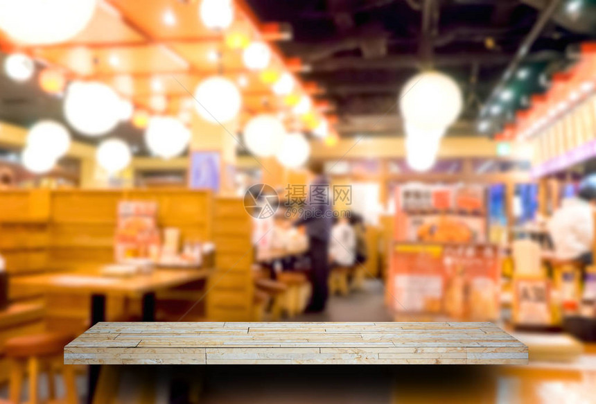 以居酒屋日本餐厅为背景的空置石架展示图片