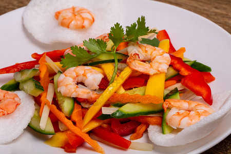 越南沙拉配大虾和蔬菜图片