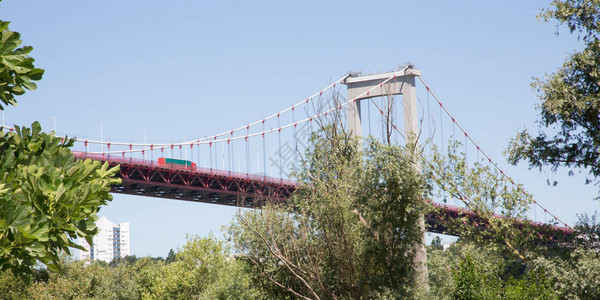 阿基坦桥是一座悬索桥公路桥和钢桥图片
