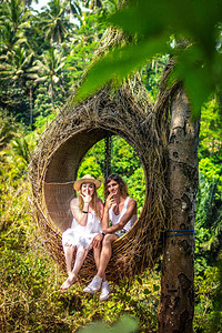 在巴厘岛丛林中旅行的蜜月夫妇雨图片