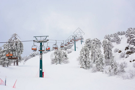 上山的塞浦路斯Ski电梯和电缆汽车将滑雪图片