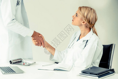 医院的医生与另一位医生握手图片