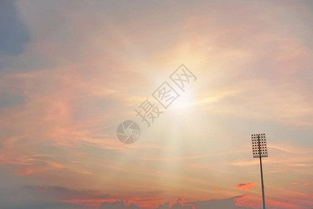 黄昏色彩缤纷的天空背景下的体育场照明图片
