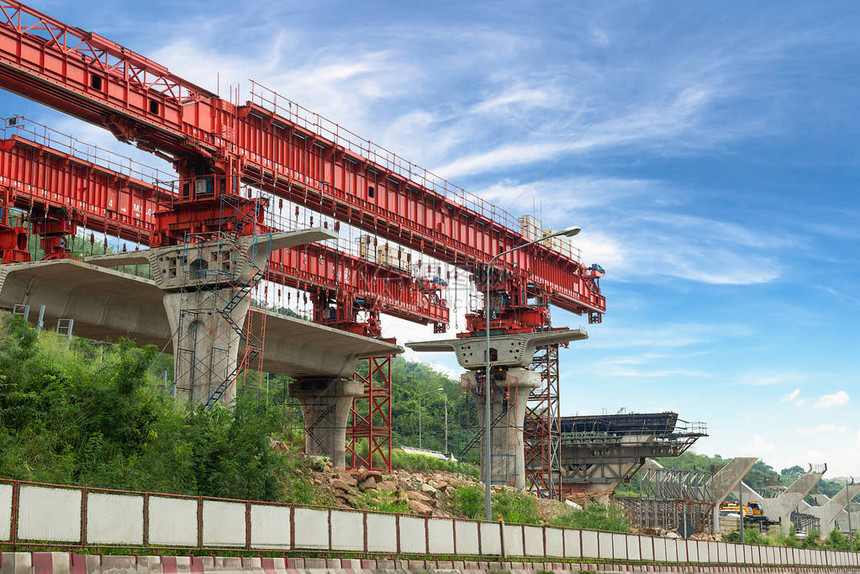 在泰国大型项目的施工现场建造高速公路的图片