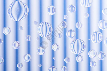 条纹白色和蓝色背景上透明水滴的特写视图背景图片