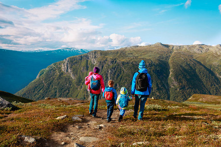 带孩子的家庭在风景秀丽的山脉挪威图片