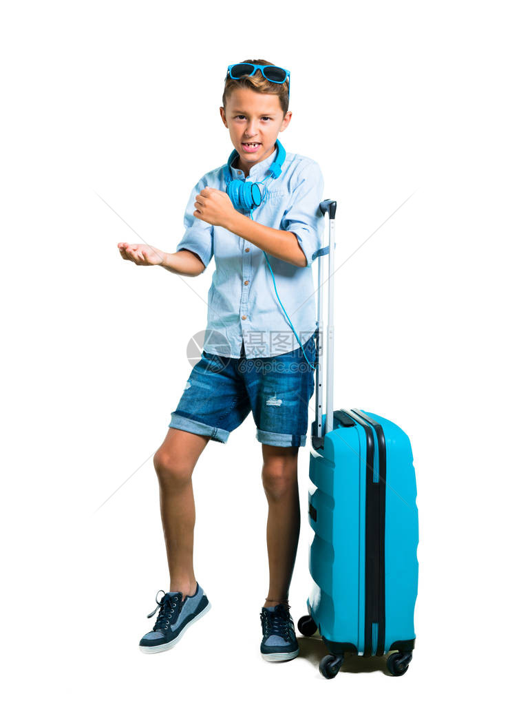 带着太阳眼镜和耳机随手提箱旅行的婴儿全身都是孩子图片