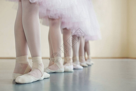 年轻芭蕾舞者训练小舞女双腿穿指鞋锻图片