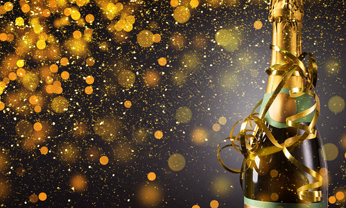 香槟酒瓶在圣诞节上闪图片