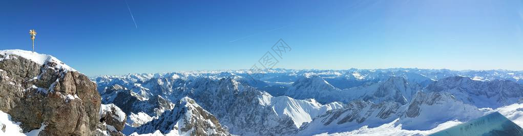 从德国阿尔卑斯山最高的山峰楚格峰看图片