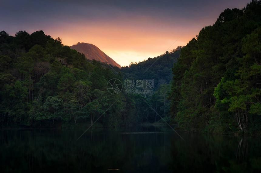 风景壮观的夜晚在湖边山上和松树林与泰国马洪子邦翁湖反射成像图片