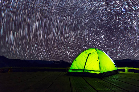 夜空中满是星和银河的竹梯田下的绿化露营帐篷图片