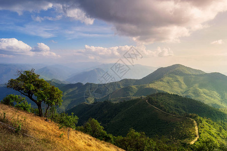 晚上高山风景秀丽图片