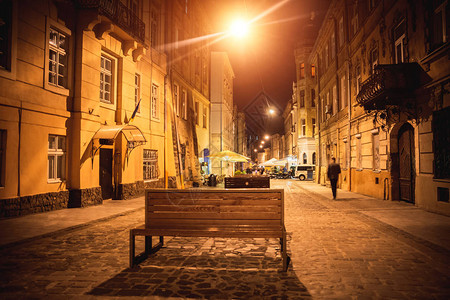 夜晚老城的街头长椅图片