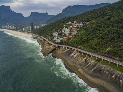 海路和自行车路旁的公路海边的斜坡路图片