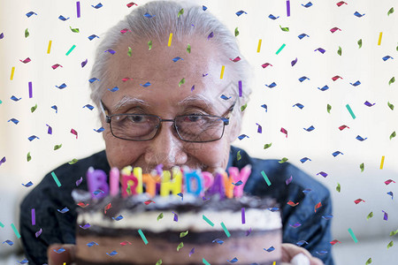 高中快乐的老人庆祝生日图片