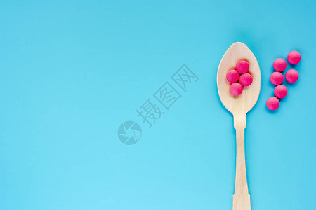为保健和医疗概念提供蓝色背景的粉红ibupropr图片