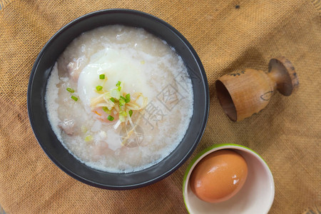 鸡蛋和猪肉碗里的粥图片