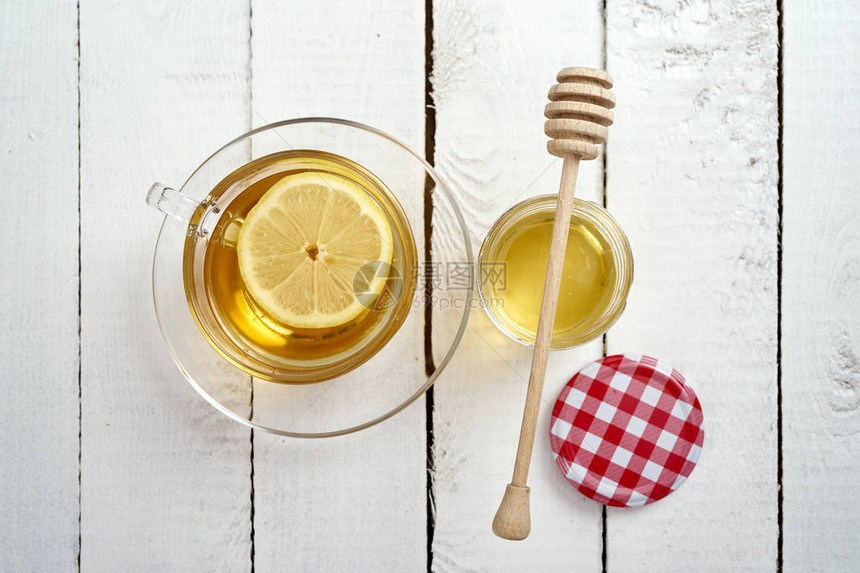 美味的热茶加柠檬和蜂蜜在旧图片