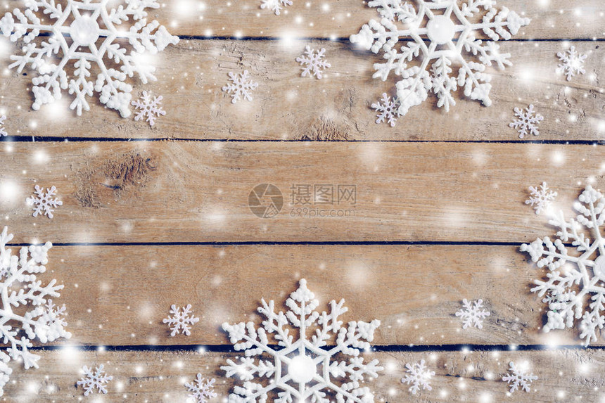 木棕色圣诞节背景和白雪带雪图片