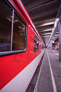 现代火车空荡的地铁站透视图图片
