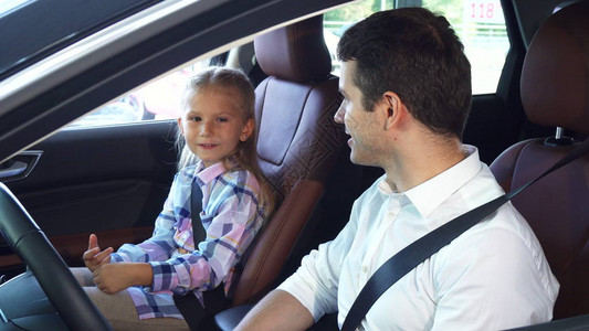 父女俩在车上父亲对女儿说了些什么她回答他图片