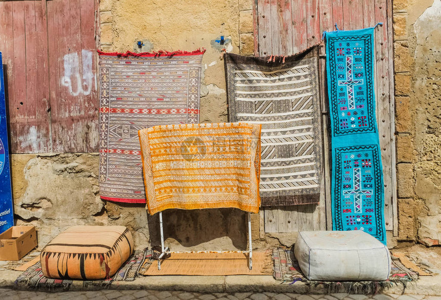 摩洛哥地毯在摩洛哥马拉克什跳蚤市图片