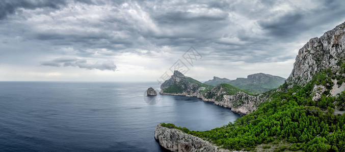 在马略卡岛海岸线的全景图片