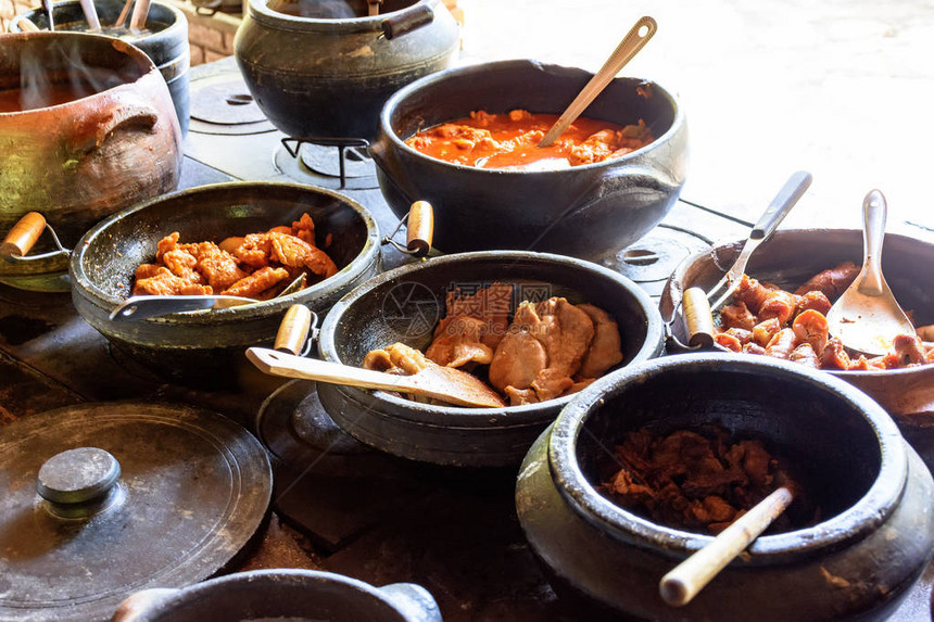巴西传统食品正在用粘土锅和老旧流行的木柴炉灶制成的图片