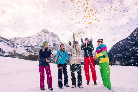 享受冬季假期快乐的一群人朋友风雪西图片