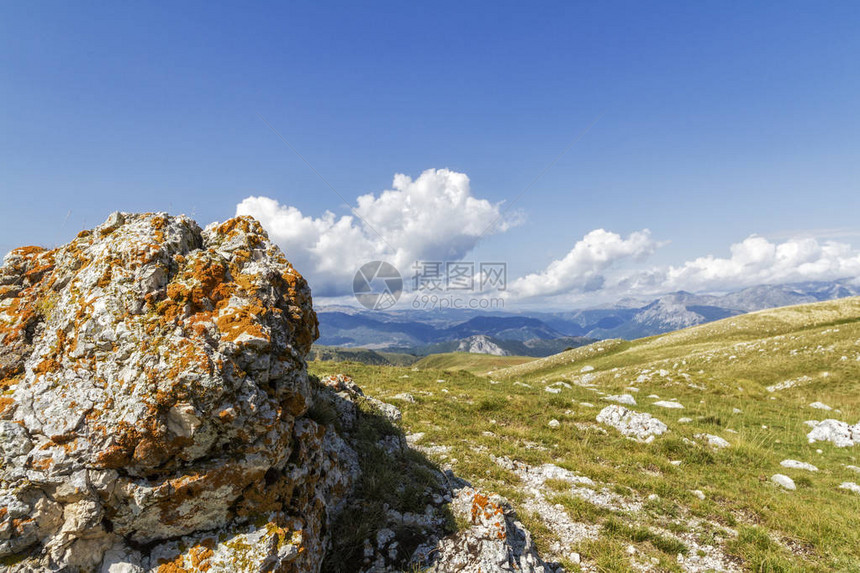 黑山的美丽风景与新鲜的草和美丽的山峰迪纳里克阿尔卑斯山的黑山杜米托尔公园杜米托尔公园自1980年以来被联合国教科文组织列为世界遗图片