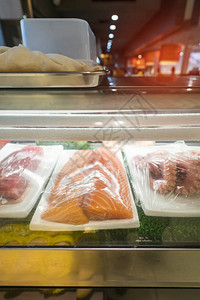 市场摊位上的三文鱼图片