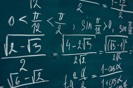 写在黑板上的数学公式学校教育图片