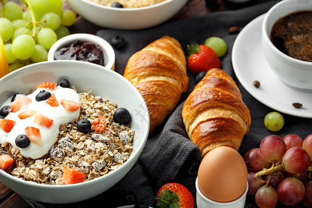健康早餐包括咖啡橙汁羊角面包鸡蛋麦片图片