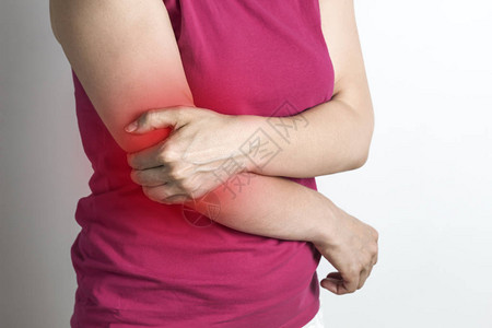 一个女人肘部疼痛图片