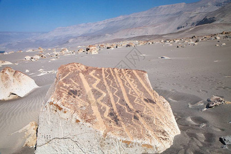 超过5000幅这样的沙漠岩画虽然该遗址的文化起源仍然未知图片