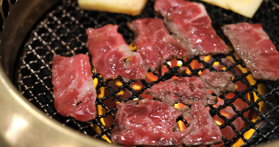 日本烤肉店的牛肉图片