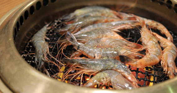 日式烧烤在餐馆金属网上背景图片