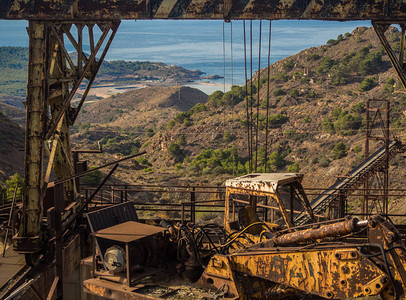 材料和废弃的采矿工业机械在LaUnio图片