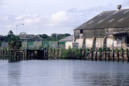 彭萨科拉港的旧仓库图片