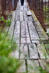 在罗马尼亚布佐县的一座旧行人吊桥上图片