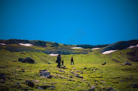 在土耳其高地行走的背和徒步图片