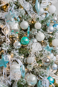 用球星和灯光装饰的圣诞树背景图片