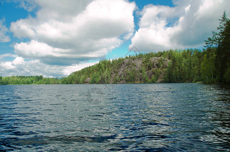 北湖上覆盖着森林的崎岖岩石图片