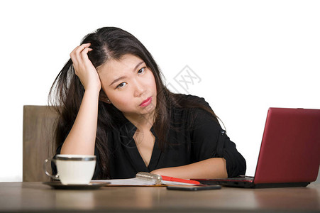 年轻美丽悲伤和沮丧的亚洲女商人在办公室电脑桌工作压力大图片