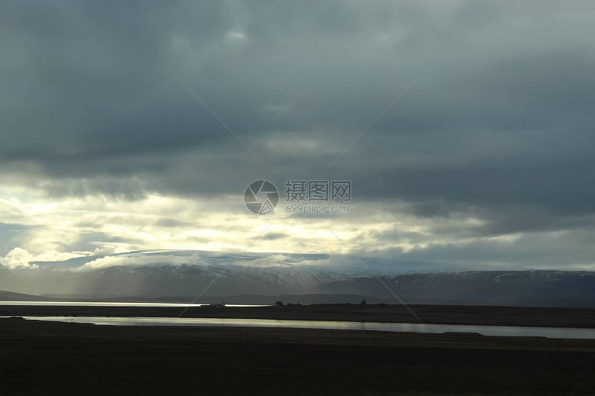 冰岛米夫坦的山和湖图片